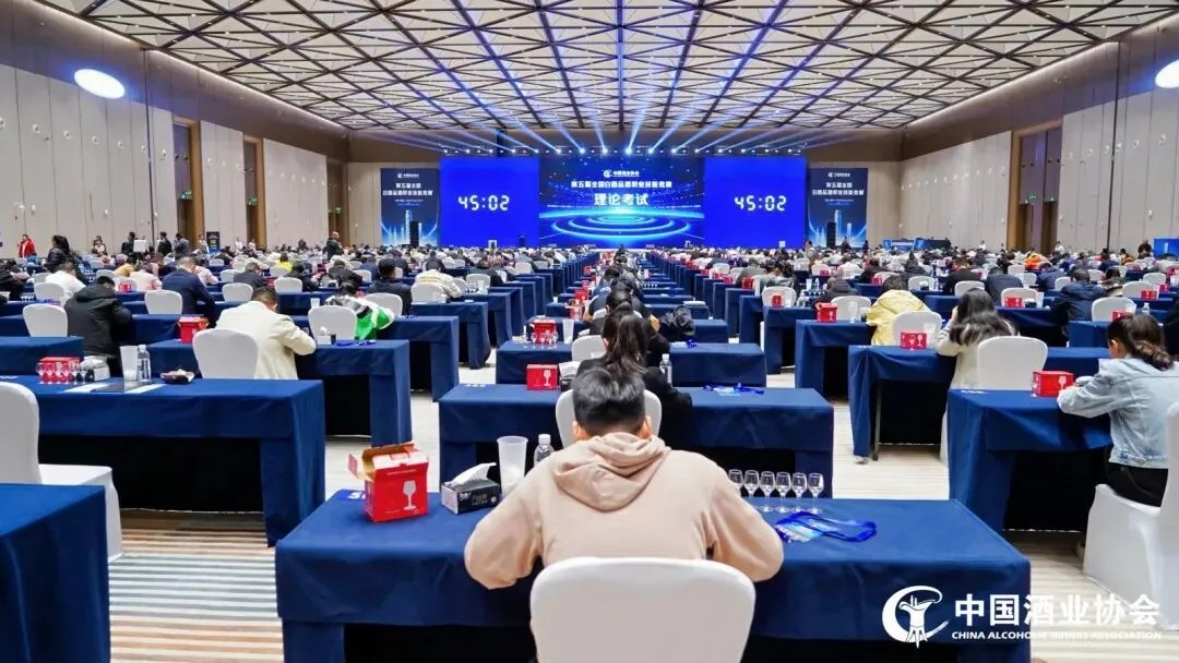 匠心筑就品質(zhì)豐碑：心心酒業(yè)技術(shù)中心主任邱烈明榮膺 “中國(guó)酒業(yè)協(xié)會(huì)第五屆國(guó)家級(jí)特邀白酒評(píng)酒委員”